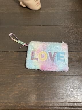 Miss Gwen’s OMG Accessories Love travel bag faux fur pink makeup bag